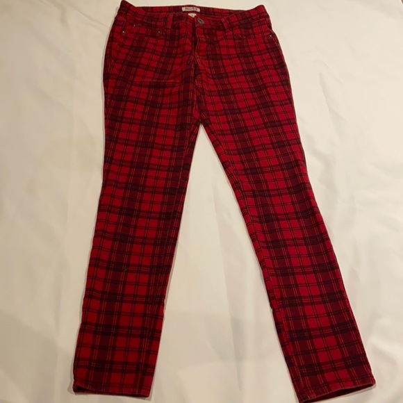 Women's Mudd Red checkered pants. It has a great stretch to it. Size: L - Picture 9 of 9
